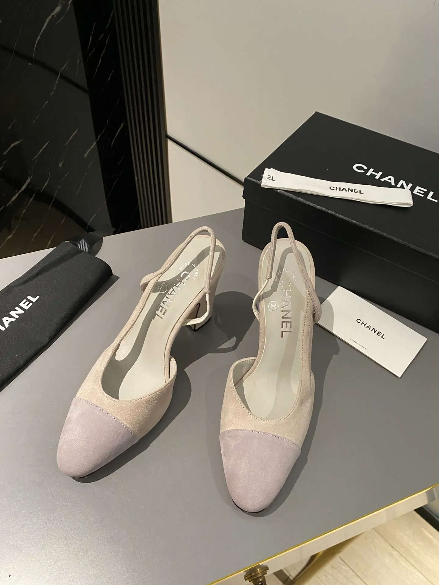 👟👟Ex-factory price 520👟👟 Purchase grade, high-heeled version, Chanel classic slingback sandals. We have been making this model for the past few years. This year, we will re-purchase the version and make a detailed copy again. I found that the upper lines and body comfort of the new version have been slightly adjusted! The brand won't say anything because the overall appearance difference is not big and it doesn't affect wearing. All colors now produced are produced according to the latest styles! What you buy is the latest classic model from the counter, made of imported mixed sheepskin surface material, imported mixed sheepskin, and Italian imported cowhide leather soles! High heels 9.5cm Size: 35-39 Other sizes can be customized (customized sizes 34, 40, 41, 42, 43 are non-refundable and non-exchangeable)